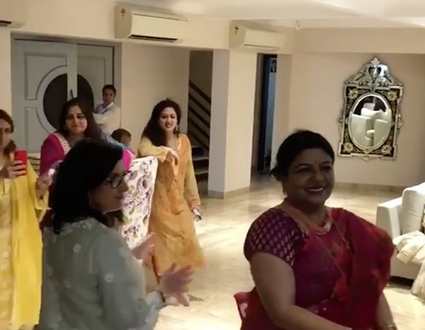 priyanka chopra mom dance nick jonas and priyanka chopra s moms are dancing bffs e priyanka chopra mom dance nick jonas and priyanka chopra s moms are dancing bffs e